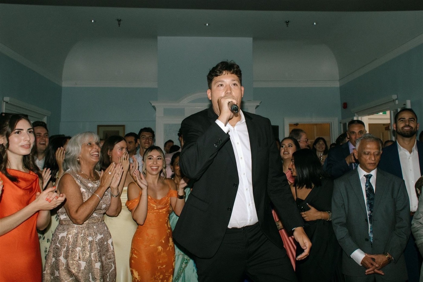MC Bloom animant un mariage